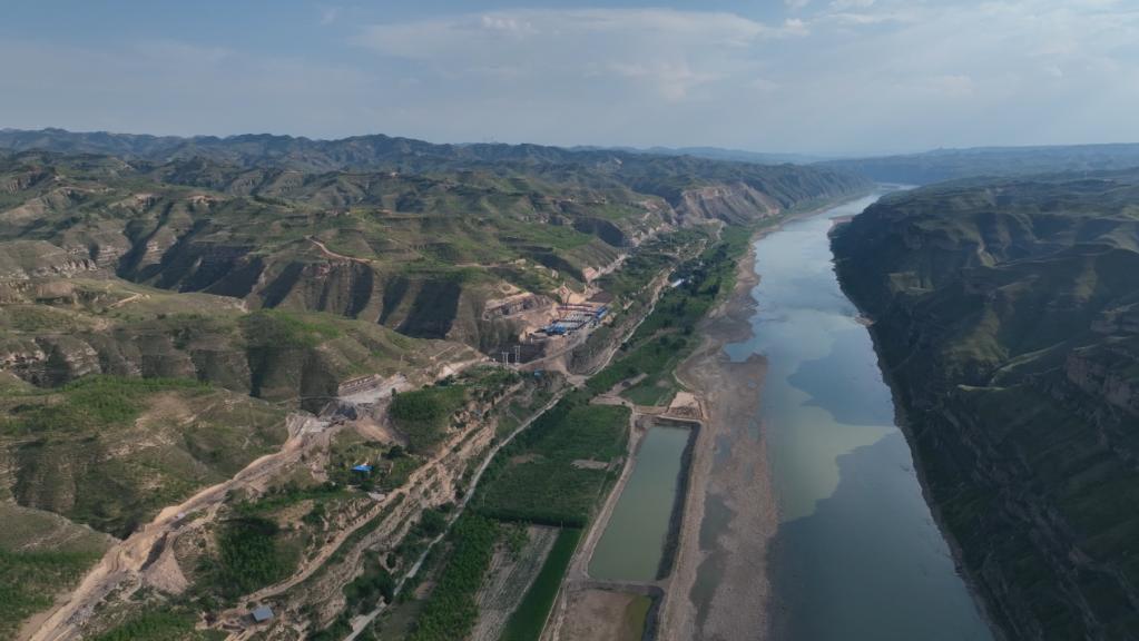 【“飞阅”中国】无路难开路更难 瞰黄河旅游公路“缠绕”吕梁山